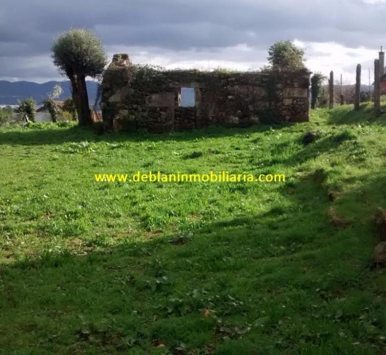SE VENDE TERRENO EDIFICABLE DE 2.599m2, CON CASA DE PIEDRA PARA REHABILITAR EN TUI