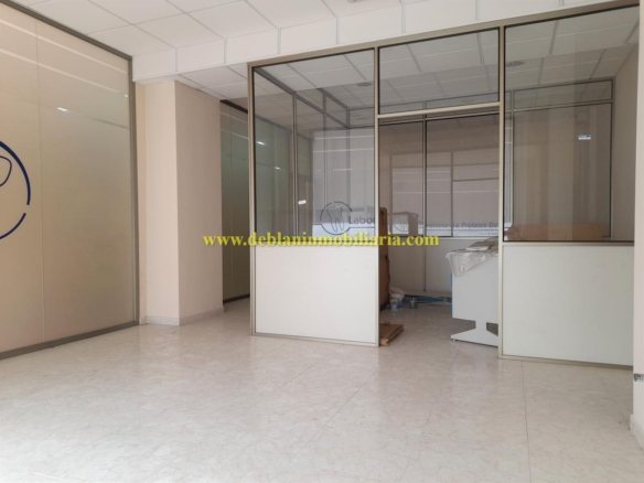 SE ALQUILA LOCAL COMERCIAL EN EL CENTRO DE TUI
