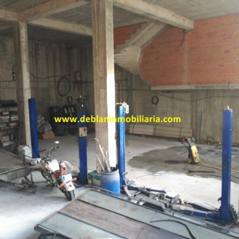 SE ALQUILA NAVE DE 300 M2