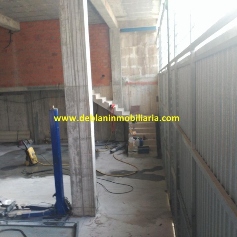 SE ALQUILA NAVE DE 300 M2