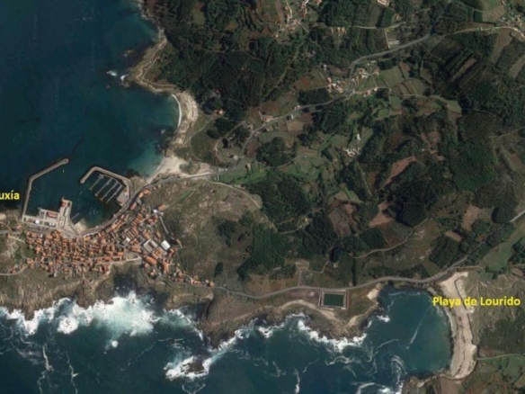 Casa de piedra muy soleada con finca urbana en Oruxo (Muxía), para restaurar