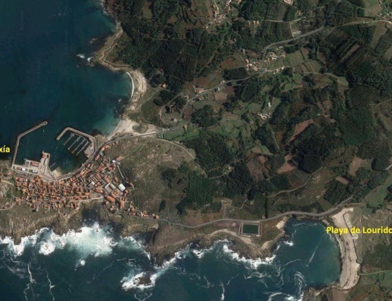 Casa de piedra muy soleada con finca urbana en Oruxo (Muxía), para restaurar