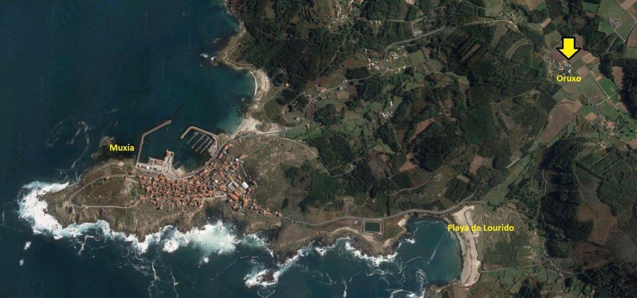 Casa de piedra muy soleada con finca urbana en Oruxo (Muxía), para restaurar