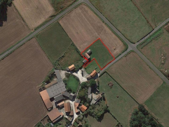 Casa de piedra muy soleada con finca urbana en Oruxo (Muxía), para restaurar