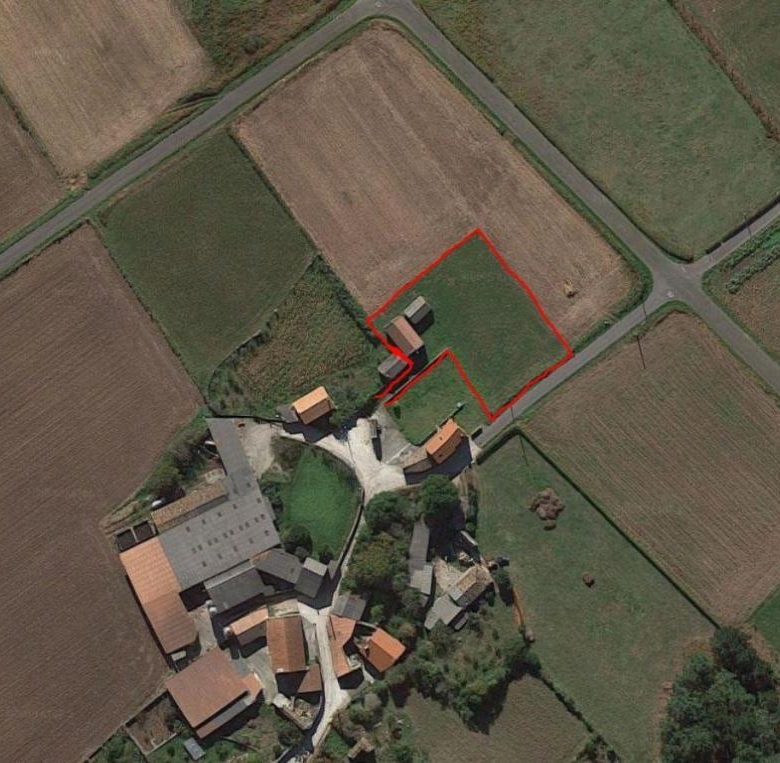 Casa de piedra muy soleada con finca urbana en Oruxo (Muxía), para restaurar