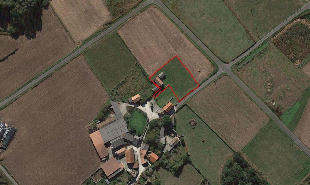 Casa de piedra muy soleada con finca urbana en Oruxo (Muxía), para restaurar