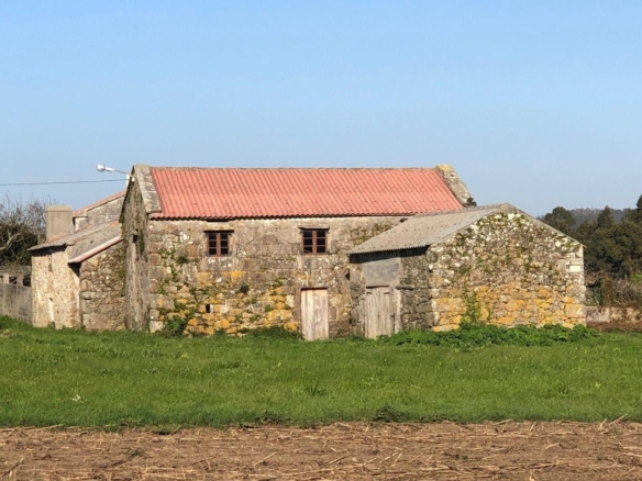 Casa de piedra muy soleada con finca urbana en Oruxo (Muxía), para restaurar