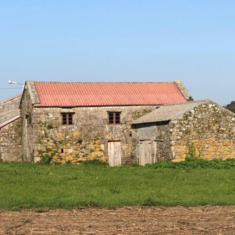 Casa de piedra muy soleada con finca urbana en Oruxo (Muxía), para restaurar