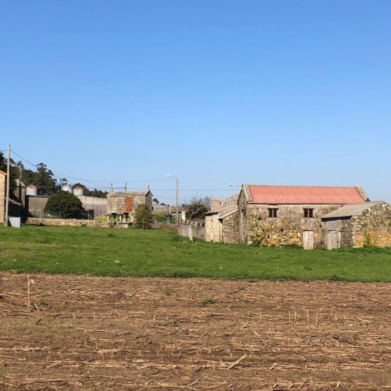 Casa de piedra muy soleada con finca urbana en Oruxo (Muxía), para restaurar