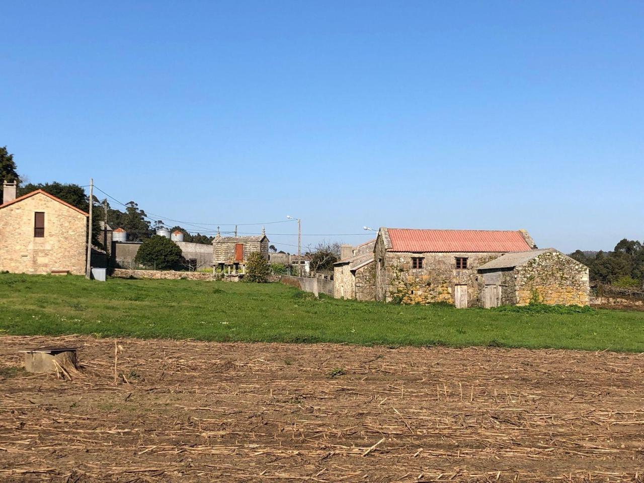 Casa de piedra muy soleada con finca urbana en Oruxo (Muxía), para restaurar