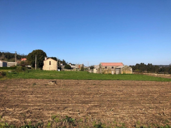 Casa de piedra muy soleada con finca urbana en Oruxo (Muxía), para restaurar