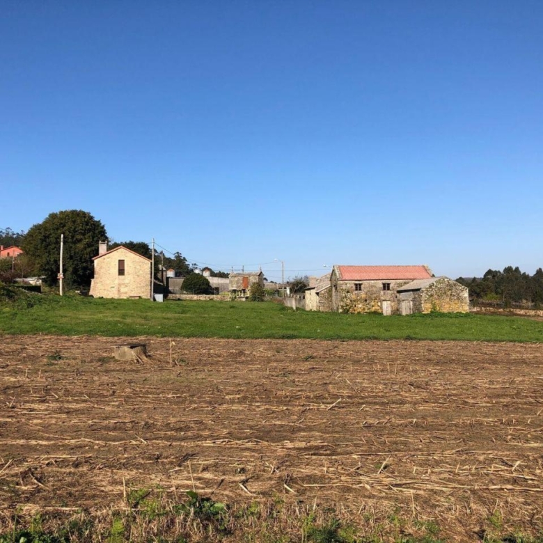 Casa de piedra muy soleada con finca urbana en Oruxo (Muxía), para restaurar