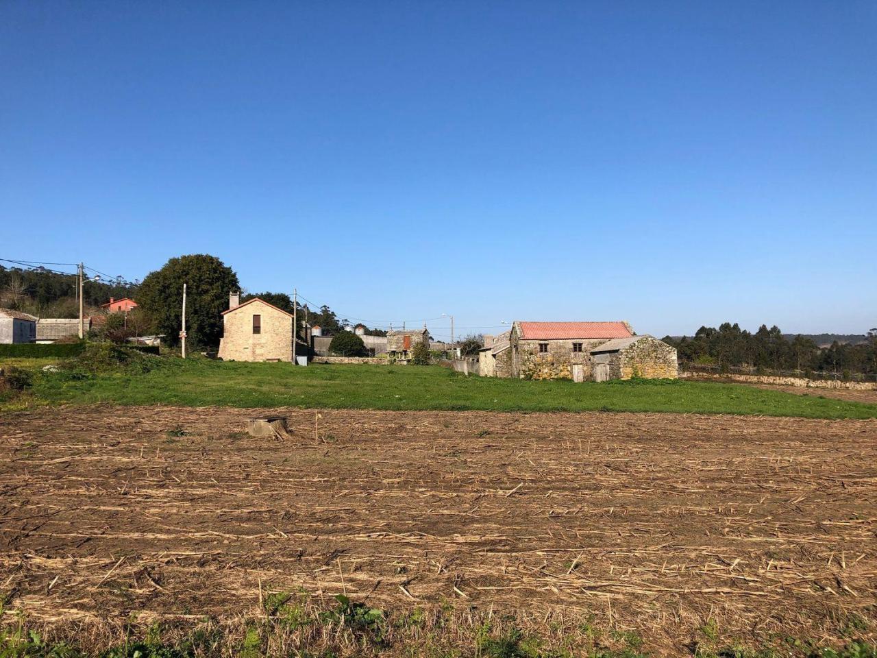 Casa de piedra muy soleada con finca urbana en Oruxo (Muxía), para restaurar