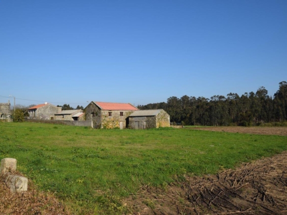 Casa de piedra muy soleada con finca urbana en Oruxo (Muxía), para restaurar
