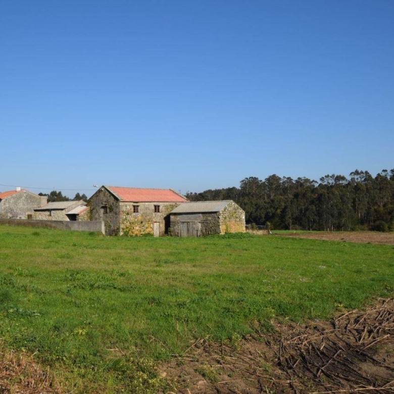 Casa de piedra muy soleada con finca urbana en Oruxo (Muxía), para restaurar