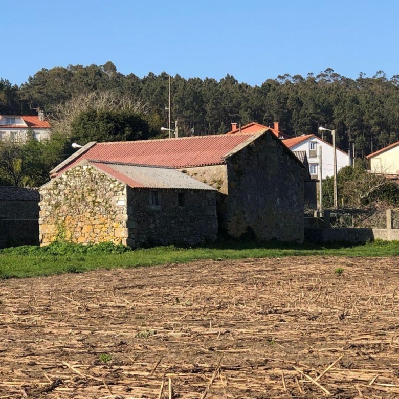 Casa de piedra muy soleada con finca urbana en Oruxo (Muxía), para restaurar