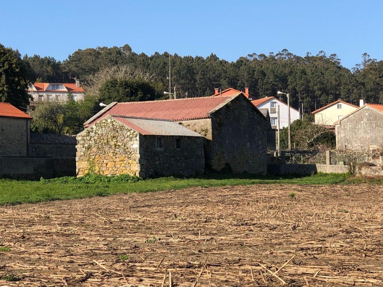 Casa de piedra muy soleada con finca urbana en Oruxo (Muxía), para restaurar