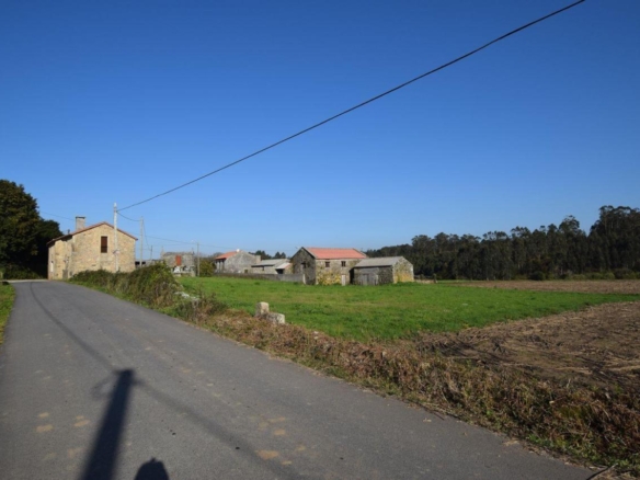 Casa de piedra muy soleada con finca urbana en Oruxo (Muxía), para restaurar