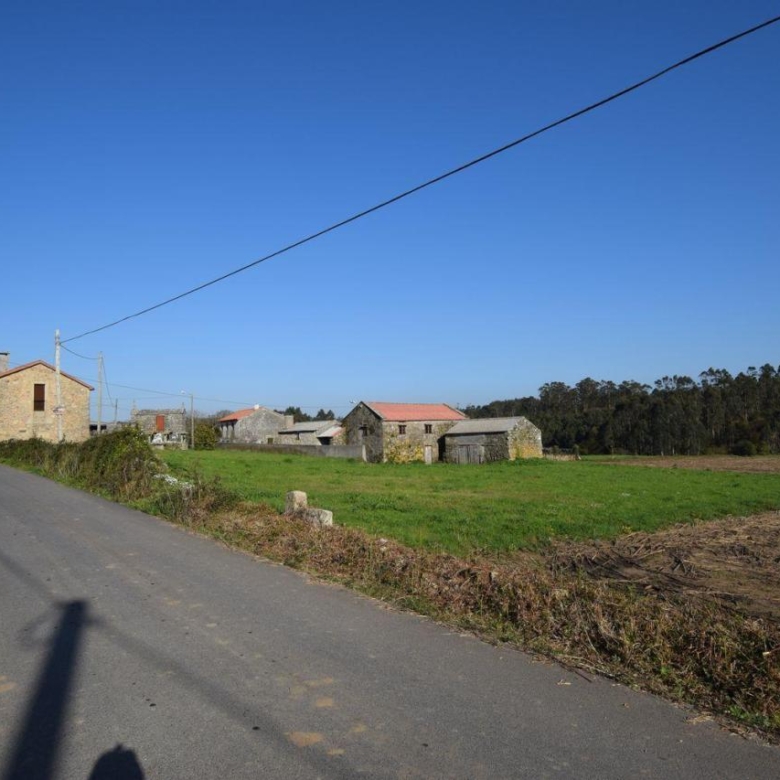 Casa de piedra muy soleada con finca urbana en Oruxo (Muxía), para restaurar
