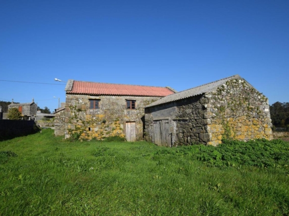 Casa de piedra muy soleada con finca urbana en Oruxo (Muxía), para restaurar