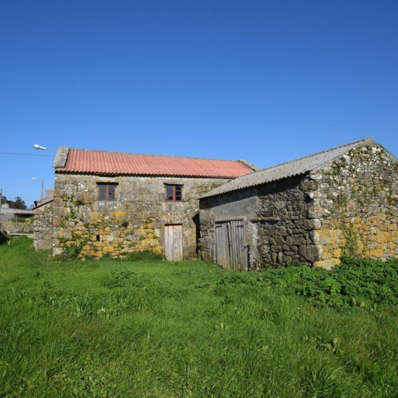Casa de piedra muy soleada con finca urbana en Oruxo (Muxía), para restaurar