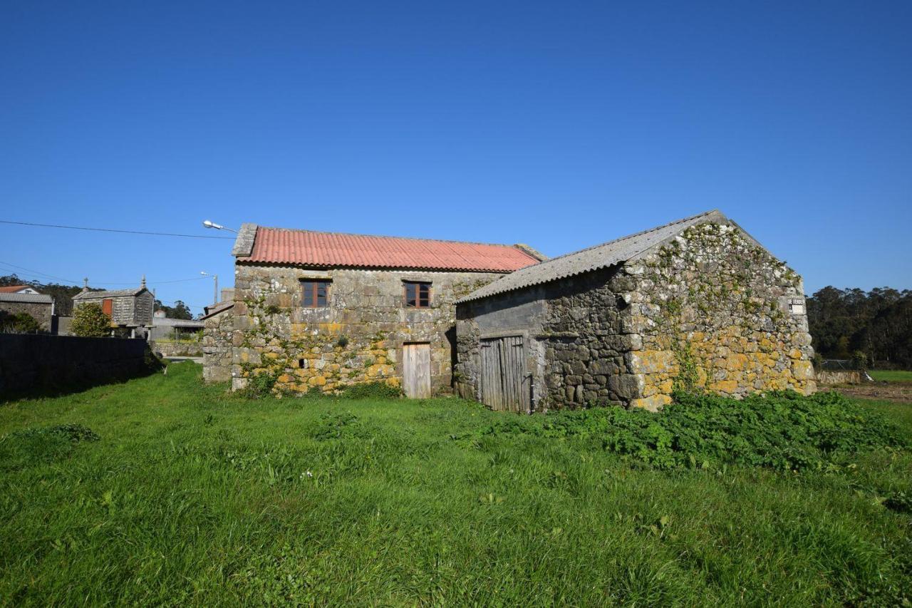 Casa de piedra muy soleada con finca urbana en Oruxo (Muxía), para restaurar