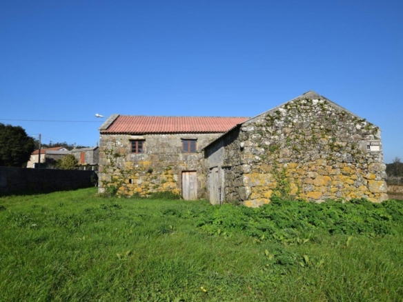 Casa de piedra muy soleada con finca urbana en Oruxo (Muxía), para restaurar