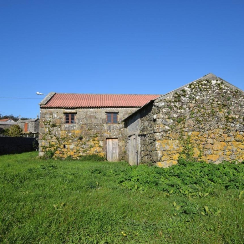 Casa de piedra muy soleada con finca urbana en Oruxo (Muxía), para restaurar