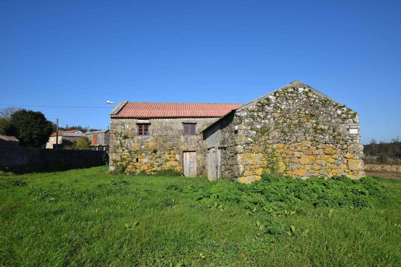 Casa de piedra muy soleada con finca urbana en Oruxo (Muxía), para restaurar