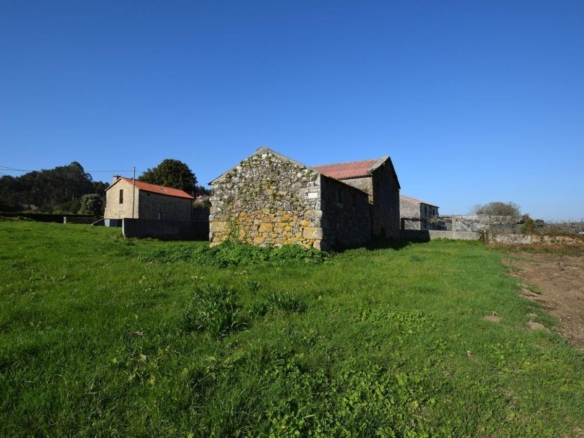 Casa de piedra muy soleada con finca urbana en Oruxo (Muxía), para restaurar