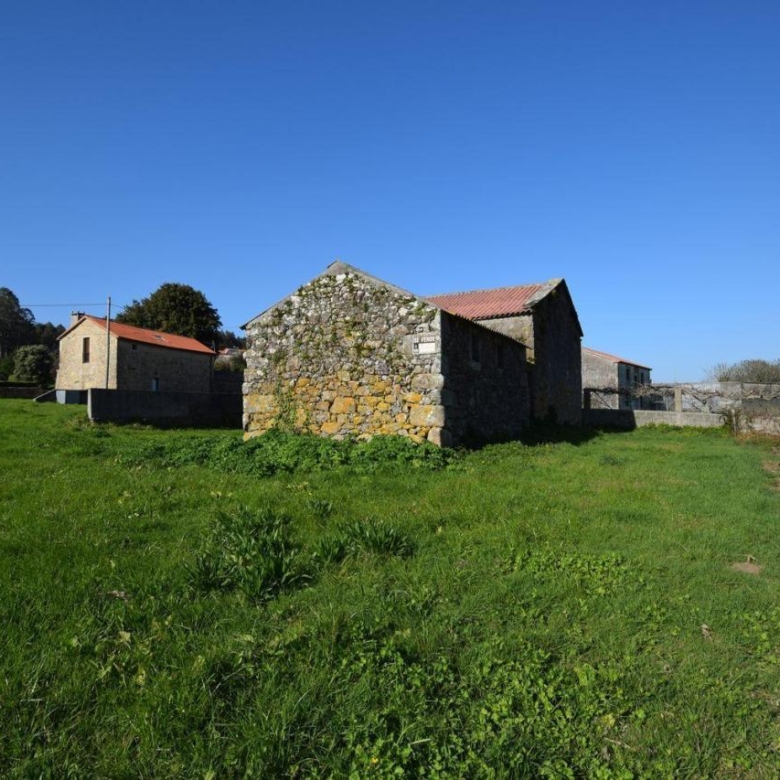 Casa de piedra muy soleada con finca urbana en Oruxo (Muxía), para restaurar