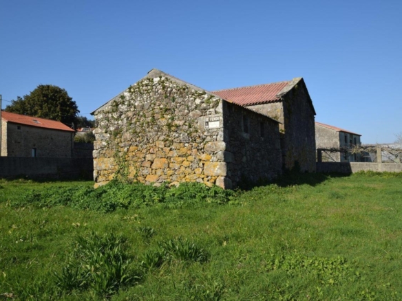 Casa de piedra muy soleada con finca urbana en Oruxo (Muxía), para restaurar