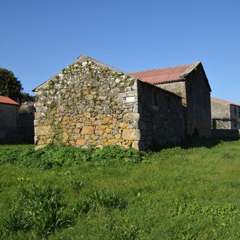 Casa de piedra muy soleada con finca urbana en Oruxo (Muxía), para restaurar