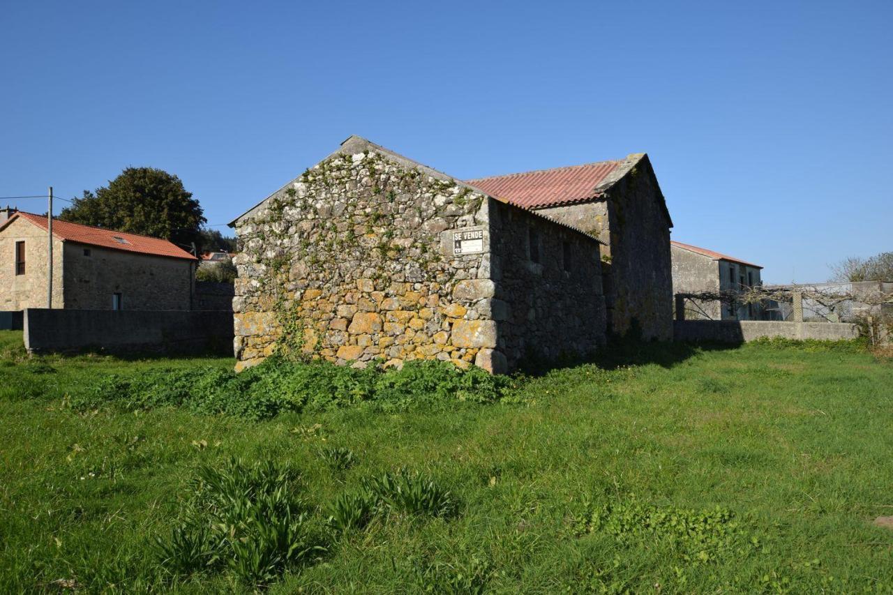 Casa de piedra muy soleada con finca urbana en Oruxo (Muxía), para restaurar