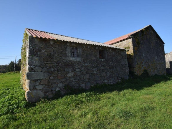 Casa de piedra muy soleada con finca urbana en Oruxo (Muxía), para restaurar