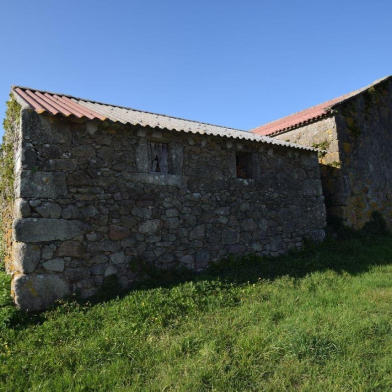 Casa de piedra muy soleada con finca urbana en Oruxo (Muxía), para restaurar
