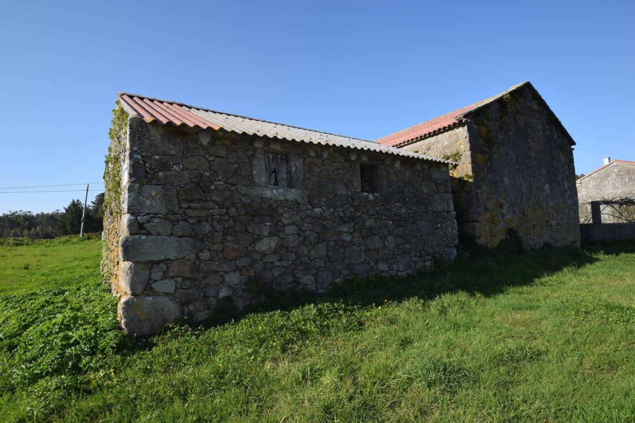 Casa de piedra muy soleada con finca urbana en Oruxo (Muxía), para restaurar