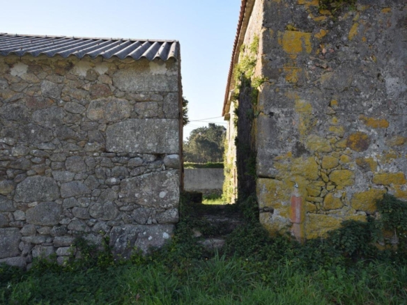 Casa de piedra muy soleada con finca urbana en Oruxo (Muxía), para restaurar