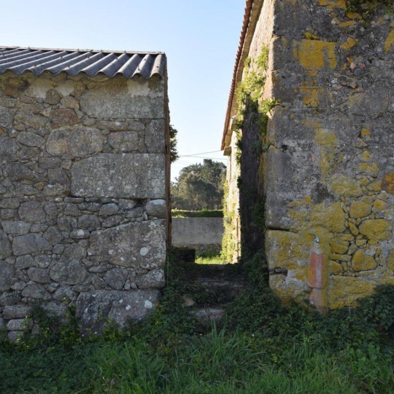 Casa de piedra muy soleada con finca urbana en Oruxo (Muxía), para restaurar