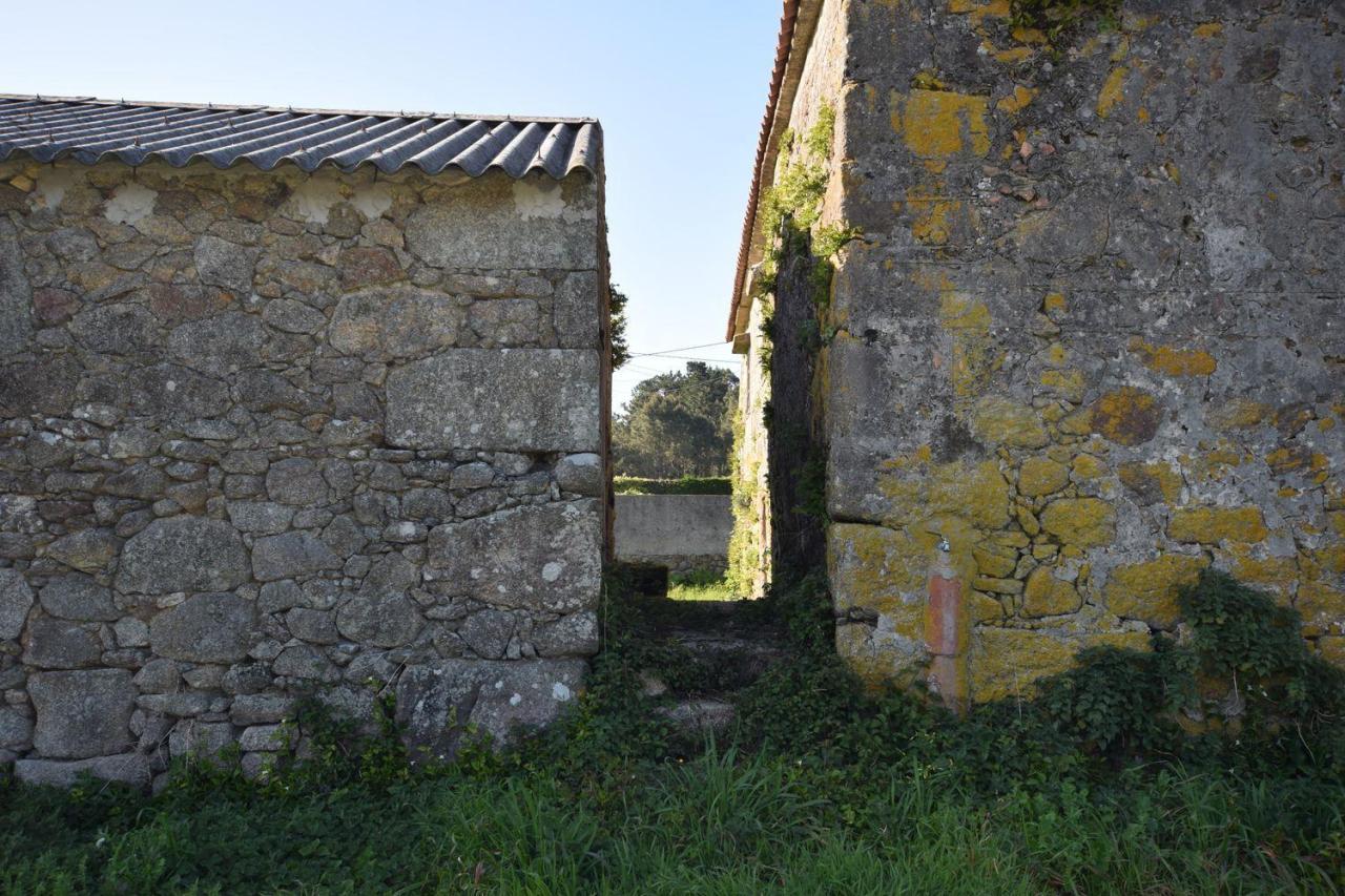 Casa de piedra muy soleada con finca urbana en Oruxo (Muxía), para restaurar