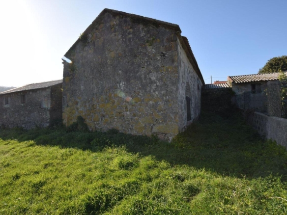 Casa de piedra muy soleada con finca urbana en Oruxo (Muxía), para restaurar