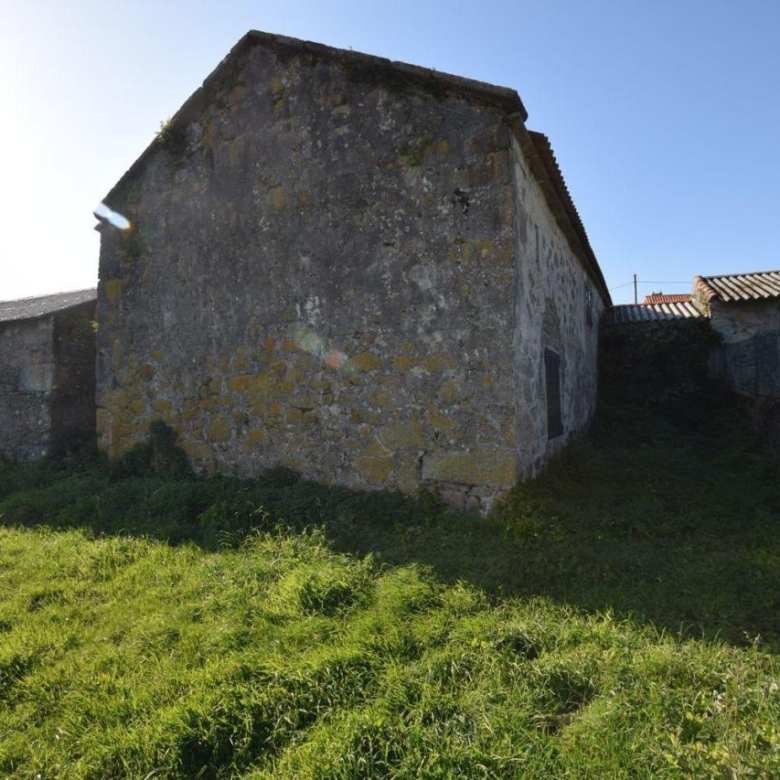 Casa de piedra muy soleada con finca urbana en Oruxo (Muxía), para restaurar
