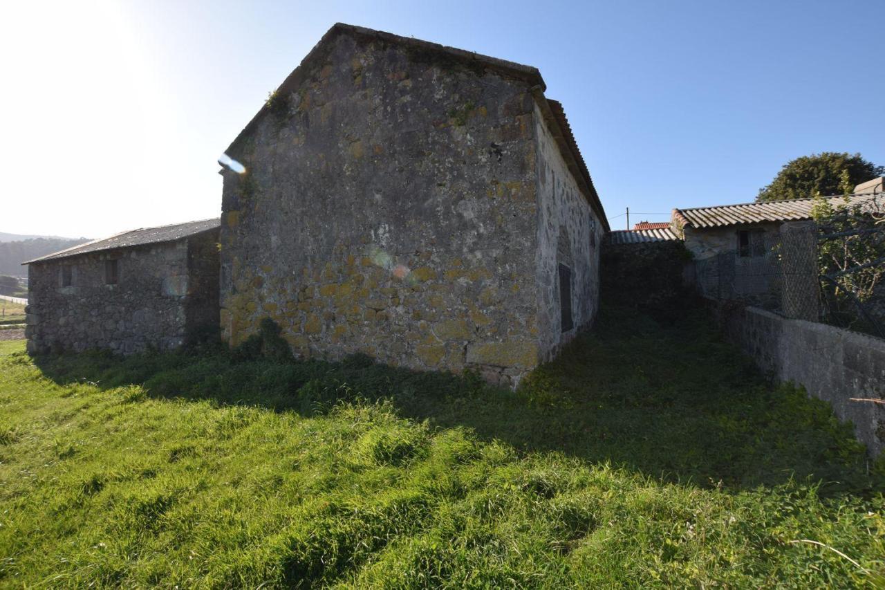 Casa de piedra muy soleada con finca urbana en Oruxo (Muxía), para restaurar