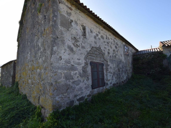 Casa de piedra muy soleada con finca urbana en Oruxo (Muxía), para restaurar