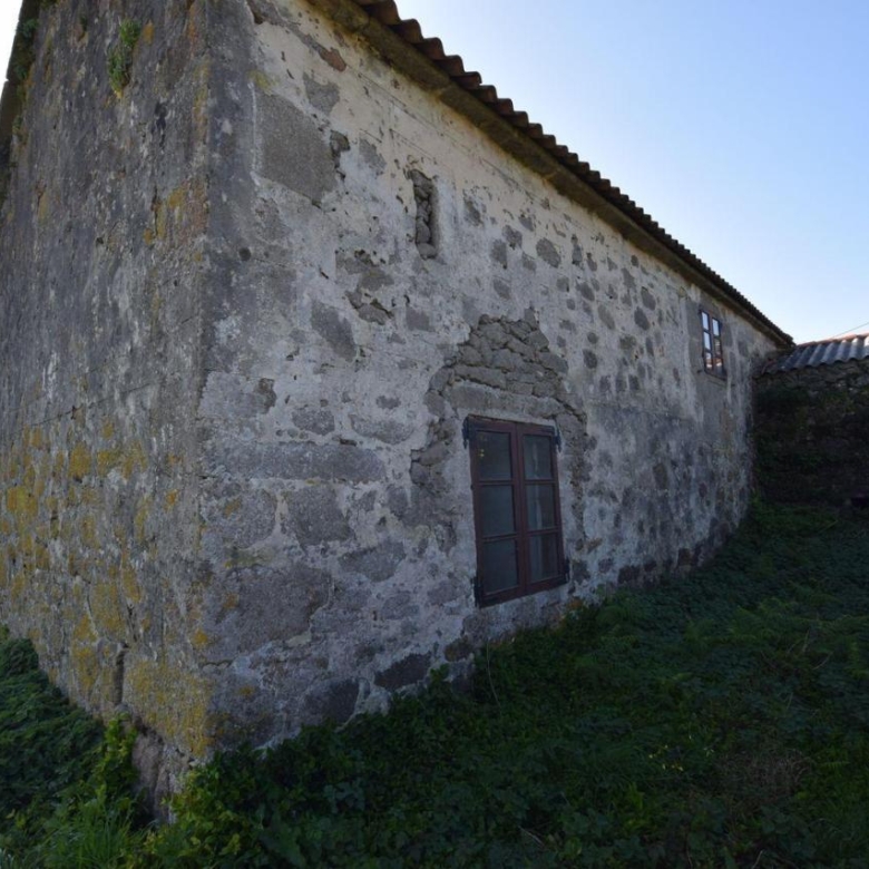 Casa de piedra muy soleada con finca urbana en Oruxo (Muxía), para restaurar