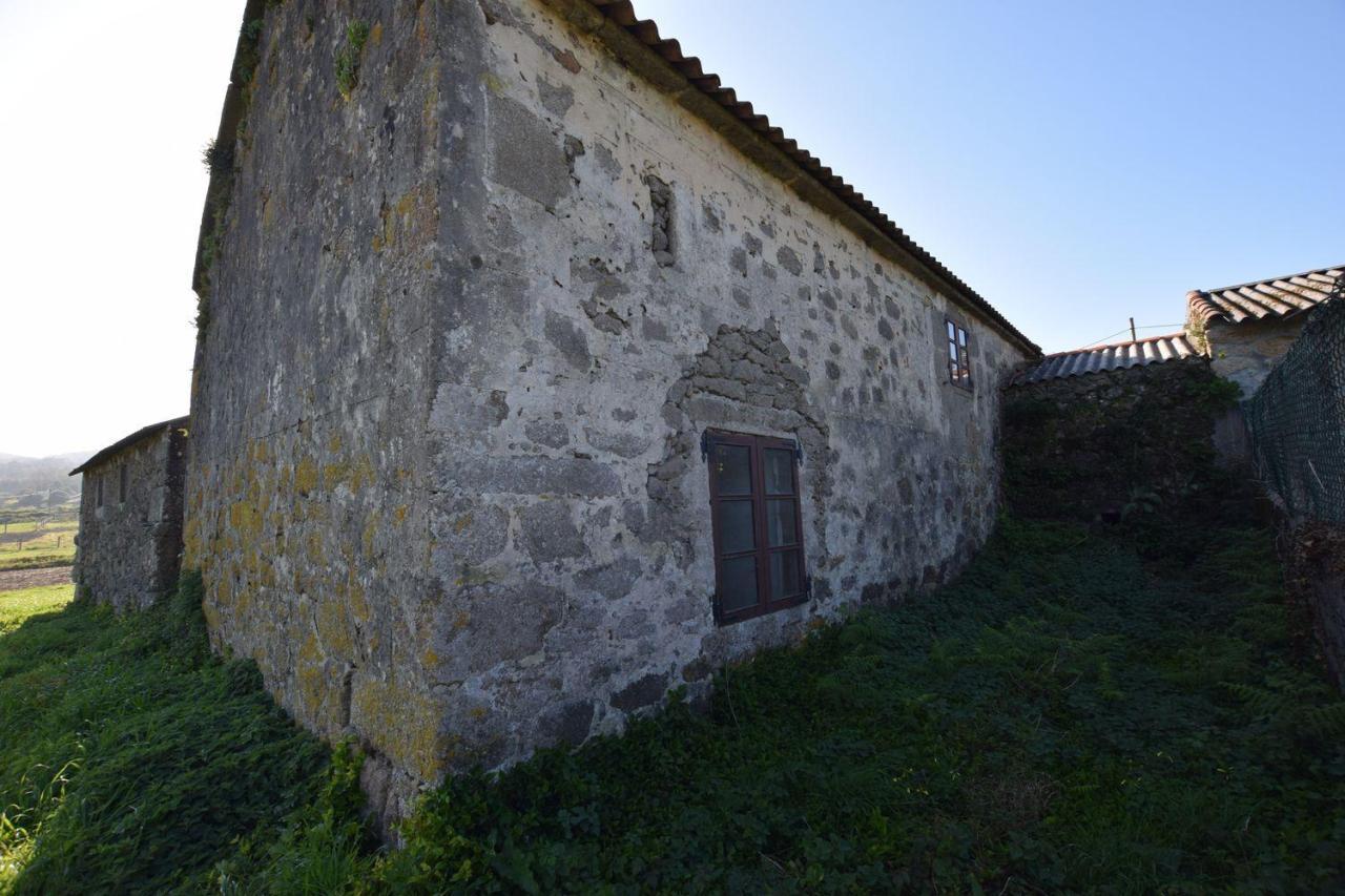 Casa de piedra muy soleada con finca urbana en Oruxo (Muxía), para restaurar