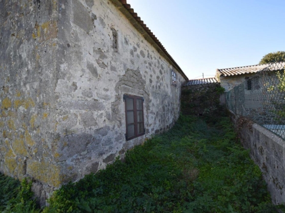 Casa de piedra muy soleada con finca urbana en Oruxo (Muxía), para restaurar