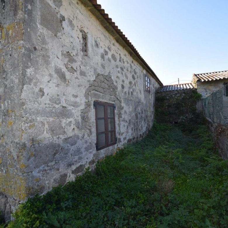 Casa de piedra muy soleada con finca urbana en Oruxo (Muxía), para restaurar
