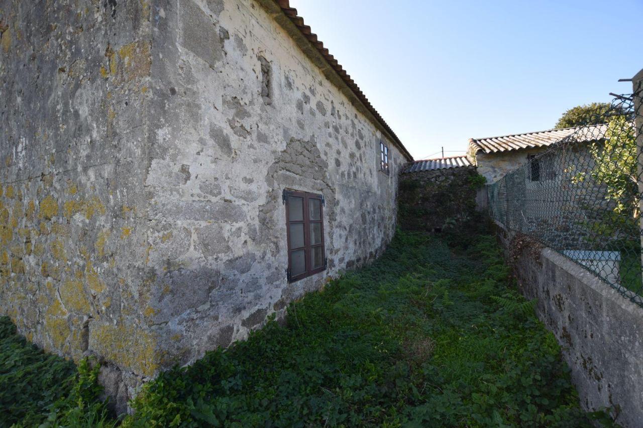 Casa de piedra muy soleada con finca urbana en Oruxo (Muxía), para restaurar