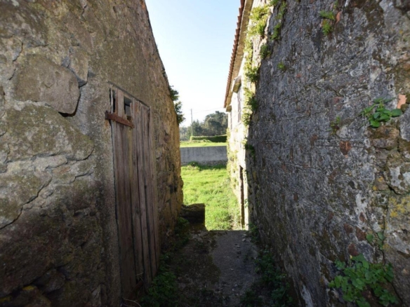 Casa de piedra muy soleada con finca urbana en Oruxo (Muxía), para restaurar